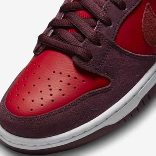 SB Dunk Low Cherry–Elegante