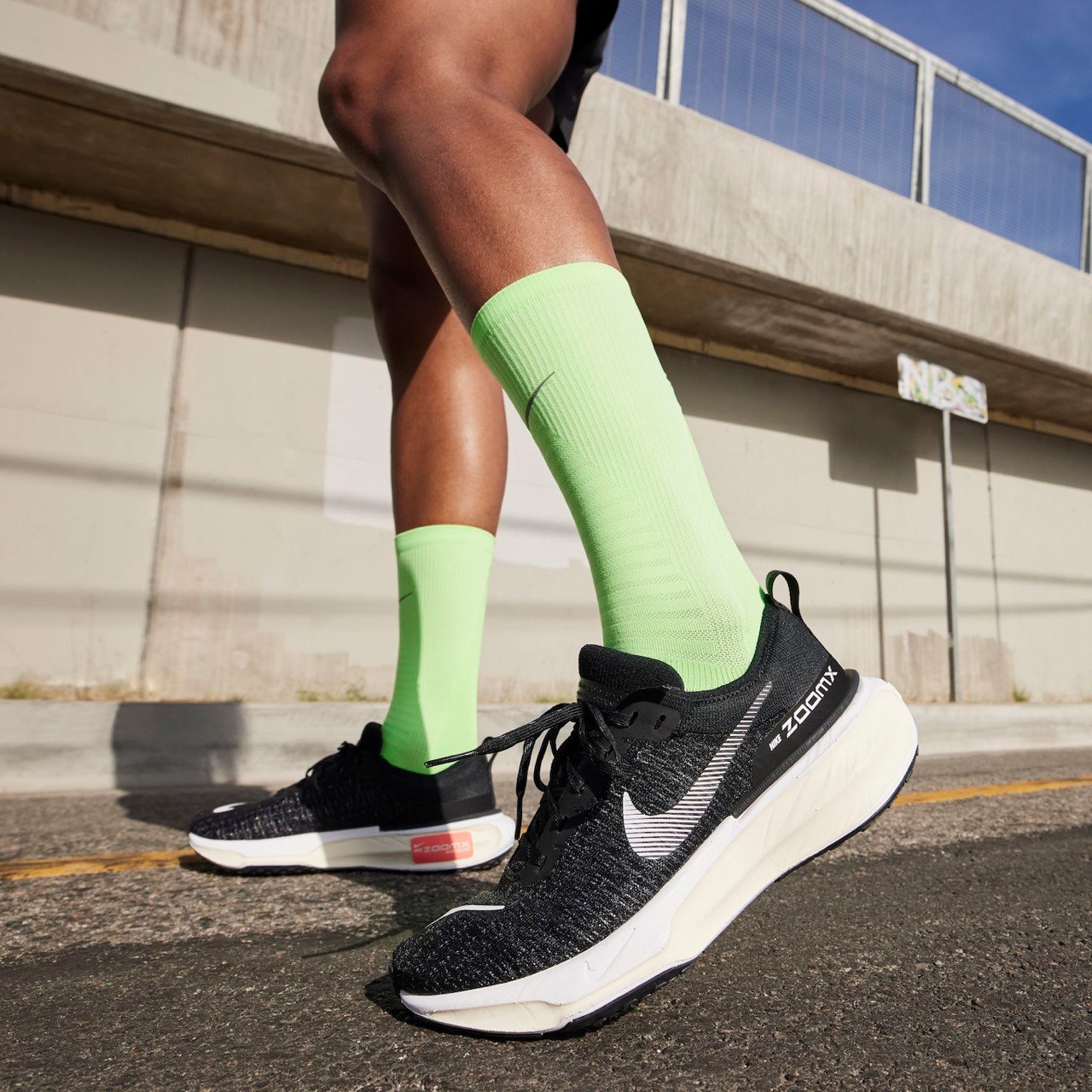 Invencible X Run 3 Black White–Elegante