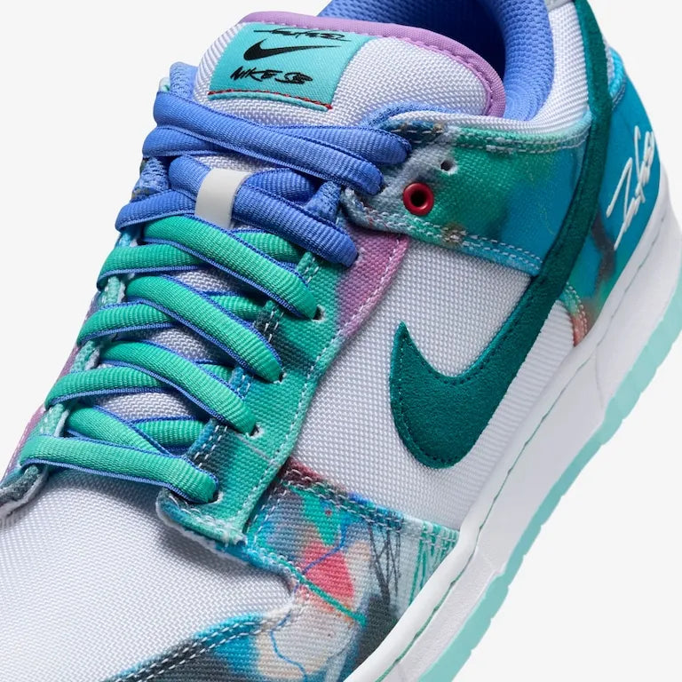 Futura Laboratories x SB Dunk Low White and Geode Teal–Exclusivo