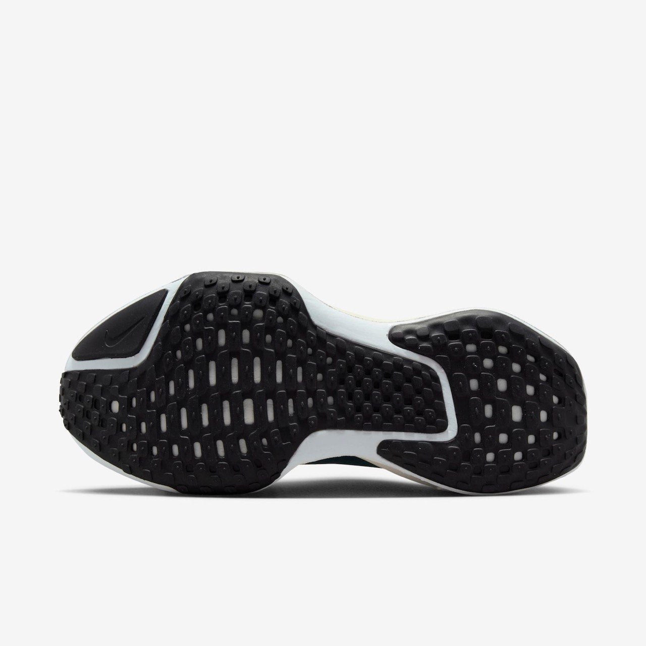 Invencible X Run 3 Black White–Elegante