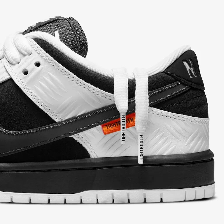 TIGHTBOOTH x SB Dunk Low Black White–Clássico